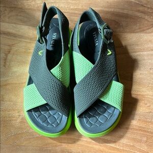 Green and Gray Sporty Sandals with Cross-Strap Design